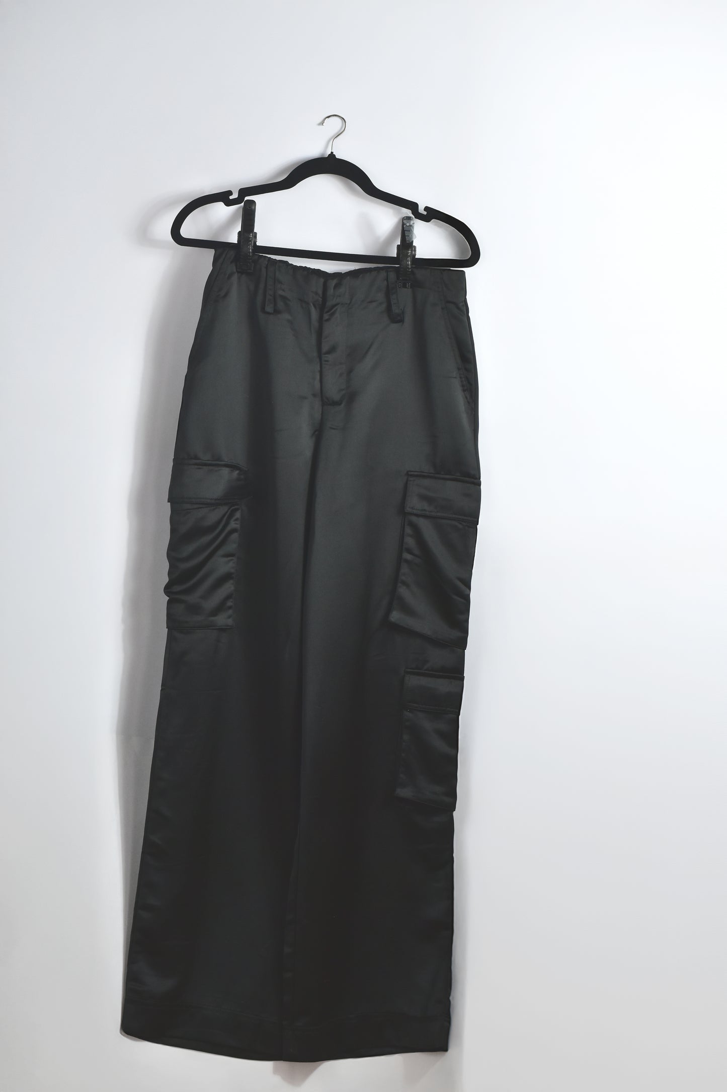 Pantalón cargo satinado negro "utility"